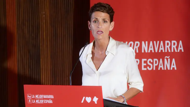 La secretaria general del PSN y candidata la Presidencia del Gobierno de Navarra, María Chivite, acompaña al secretario de Organización del PSOE y candidato al Congreso, Santos Cerdán, y al candidato al Senado, Javier Remírez, en el acto de presentación de las candidaturas socialistas al Congreso y al Senado. IÑIGO ALZUGARAY