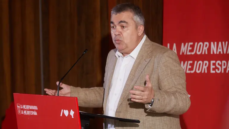 La secretaria general del PSN y candidata la Presidencia del Gobierno de Navarra, María Chivite, acompaña al secretario de Organización del PSOE y candidato al Congreso, Santos Cerdán, y al candidato al Senado, Javier Remírez, en el acto de presentación de las candidaturas socialistas al Congreso y al Senado. IÑIGO ALZUGARAY