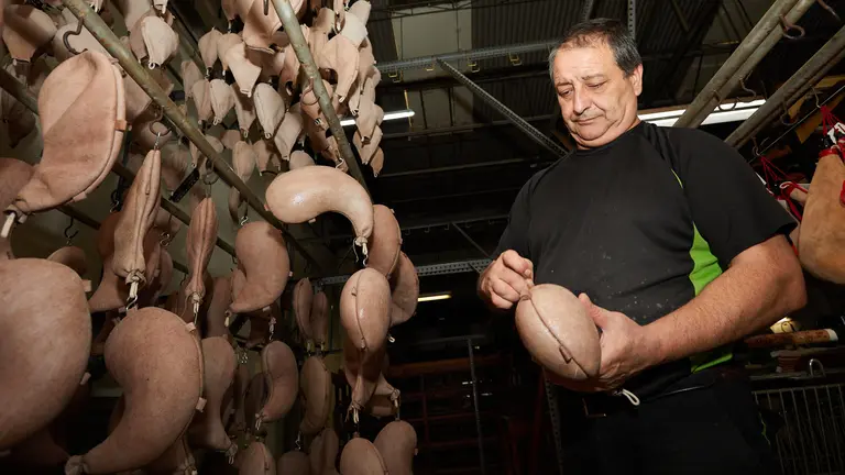 Taller artesanal de las botas de vino 'Las Tres ZZZ' en Pamplona. IÑIGO ALZUGARAY