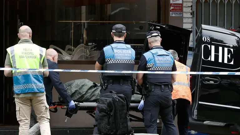 Un hombre de origen extranjero se ha entregado este sábado a la Policía Municipal de Pamplona tras matar a una mujer en el bar Anayak de Pamplona. EFE/ Jesús Diges