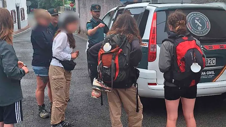 Momento en el que las niñas se han rencontrado con su madre en Burguete. GUARDIA CIVIL