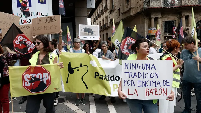 Momento de la manifestación convocada por Libertad Animal Navarra que ha recorrido las calles del Casco Viejo de la Ciudad para reivindicar unas fiestas de San Fermin "sin sufrimiento animal". EFE/ Jesús Diges