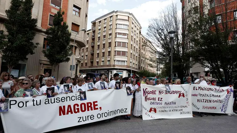 Decenas de personas y representantes de las instituciones se han concentrado este lunes en Pamplona para recordar a Nagore Laffage, asesinada en los Sanfermines de hace 15 años. Convocados por Lunes Lilas y bajo el lema "Nagore, no te olvidamos", la familia de la víctima ha estado acompañada por representantes del Gobierno de Navarra, del Ayuntamiento de Pamplona y de todos los grupos con representación en el Parlamento foral. La madre de Nagore, Asun Casasola, ha agradecido, emocionada, el apoyo de todas las personas presentes, que 15 años después singuen "apoyando a la familia". EFE/ Jesús Diges