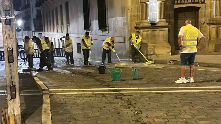 Operarios de una empresa especializada esparcen el antideslizante sobre el recorrido del encierro. CEDIDA