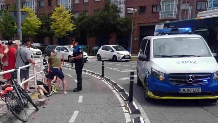 Un agente de la Policía Municipal atuiende a uno de los heridos en el suceso. POLICÍA MUNICIPAL DE PAMPLONA