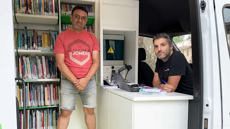 Iñaki Suso y Javier Berrocal en el interior de la biblioteca móvil que recorre los pueblos de Navarra. Navarra.com