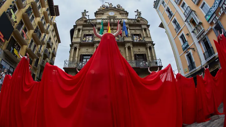 Las organizaciones por la defensa de los animales AnimaNaturalis y PETA organizan por 19° año consecutivo su protesta contra la tauromaquia en la plaza del Ayuntamiento de Pamplona, el día anterior al inicio de las fiestas de San Fermín. IÑIGO ALZUGARAY