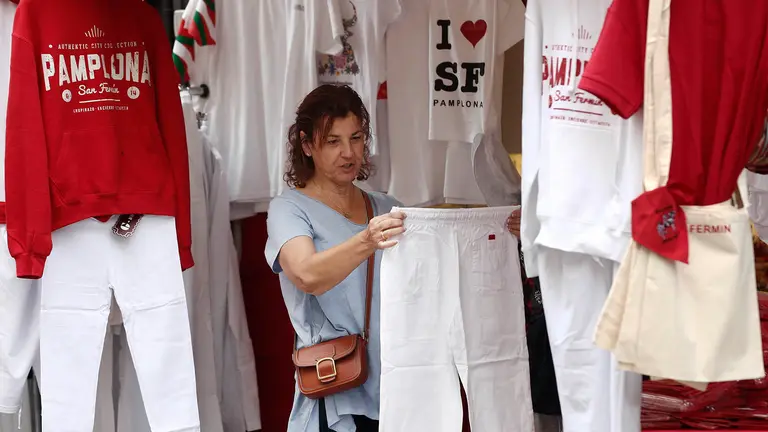 Pamplona se prepara para las fiestas de San Fermín y recibe ya a miles de turistas, horas antes del Chupinazo. EFE/ Jesús Diges