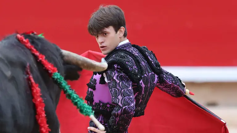 El novillero Cristiano Torres da un pase a su primer novillo durante el festejo inaugural de la Feria del Toro de los Sanfermines 2023 celebrado en la Plaza de Toros de Pamplona donde compartió cartel con Christian Parejo y Marcos Linares y se lidiaron novillos de la ganadería navarra de Pincha. EFE/Villar López