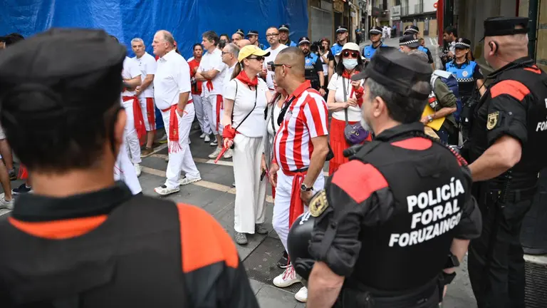 La Policía Foral de Pamplona controla los accesos a la plaza del Ayuntamiento para ver el Chupinazo de 2023. PABLO LASAOSA