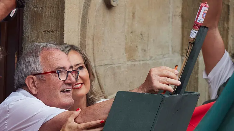 El presidente del Club Atlético Osasuna, Luis Sabalza, lanza el chupinazo que da inicio a los Sanfermines 2023. Eduardo Sanz / Europa Press