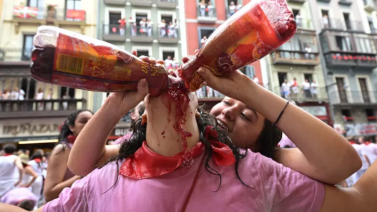 PAMPLONA, 06/07/2023.- Miles de personas celebran, tras el chupinazo, el inicio de los sanfermines 2023, este jueves en la Plaza Consistorial de Pamplona. EFE/Daniel Fernández
