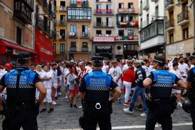 PAMPLONA, 06/07/2023.- Policías municipales desplegados en la Plaza Consistorial de Pamplona, horas antes del chupinazo anunciador de los Sanfermines 2023, este jueves. EFE/ Rodrigo Jiménez
