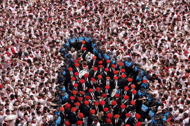 PAMPLONA, 06/07/2023.- Policías locales abren un pasillo entre los miles de personas que asisten al chupinazo que anuncia el inicio de los sanfermines 2023, este jueves en la Plaza Consistorial de Pamplona. EFE/Jesus Diges

