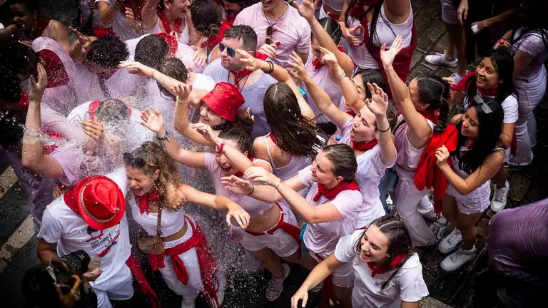 Chupinazo de San Fermín 2023 lanzado por Luis Sabalza y Osasuna desde el balcón
del Ayuntamiento de Pamplona. JASMINA AHMETSPAHIC