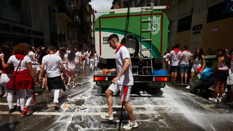 El ambiente por las calles de Pamplona en los momentos posteriores al Chupinazo que ha dado el inicio a las Fiestas de San Fermín 2023. IÑIGO ALZUGARAY