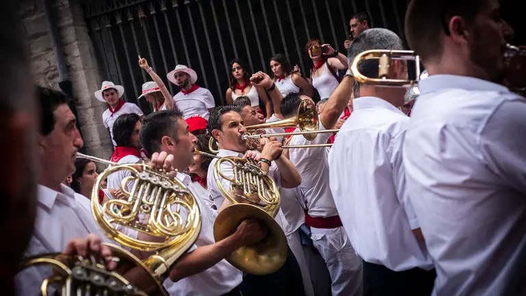 La Pamplonesa recorre las calles de Pamplona desde el Ayuntamiento hasta la Iglesia de San Lorenzo al ritmo del Riau-Riau en los San Fermines de 2023. JASMINA AHMETSPAHIC