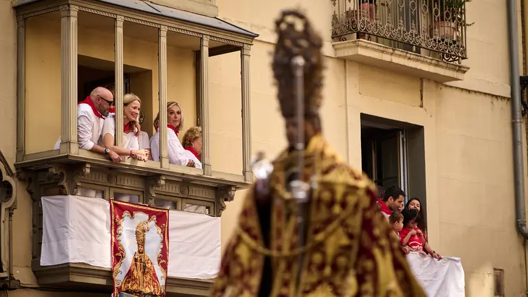 Procesión en honor a San Fermín por las calles de Pamplona durante sus fiestas de 2023. PABLO LASAOSA