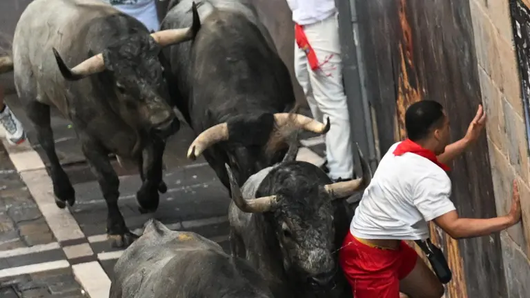 Segundo encierro de San Fermín 2023 con toros de José Esocolar en la curva de Mercaderes. EFE - Eloy Alonso (4)