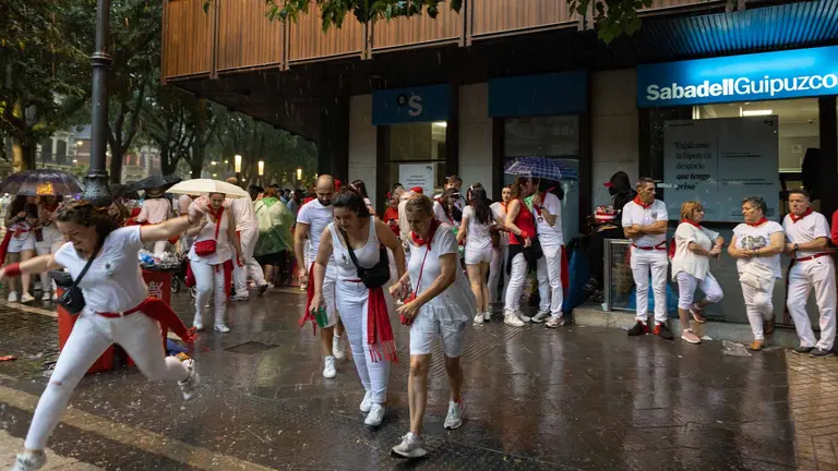Carreras e impermeables improvisados para refugiarse de las tormentas en Pamplona. Maite H. Mateo-5