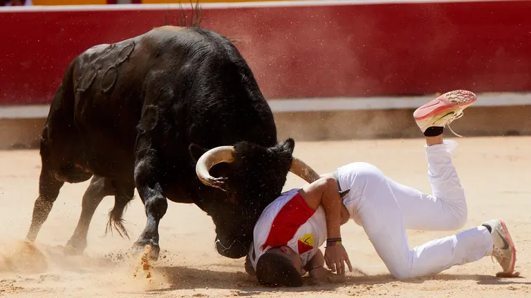El recortador Cristian Rubio de Cuellar (Segovia) ha sido corneado durante el Concurso de Recortadores de San Fermín 2023 en la Plaza de Toros de Pamplona. IÑIGO ALZUGARAY