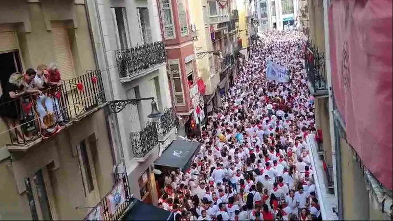 Miles de personas rumbo a la plaza de toros acompañando a las peñas este sábado 8 de julio de 2023.