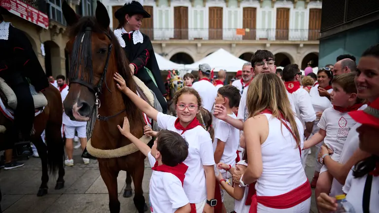 Las mulillas y los alguacilillos en el recorrido para ir a  la Plaza de Toros durante San Fermín 2023. PABLO LASAOSA
