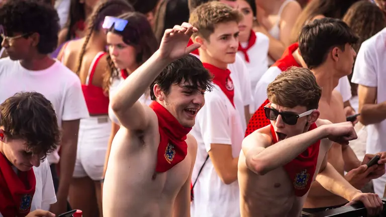 Tercer día del tardeo en la Plaza de los Fueros de Pamplona durante los Sanfermines de 2023 con la actuación de Casual Djs. JASMINA AHMETSPAHIC