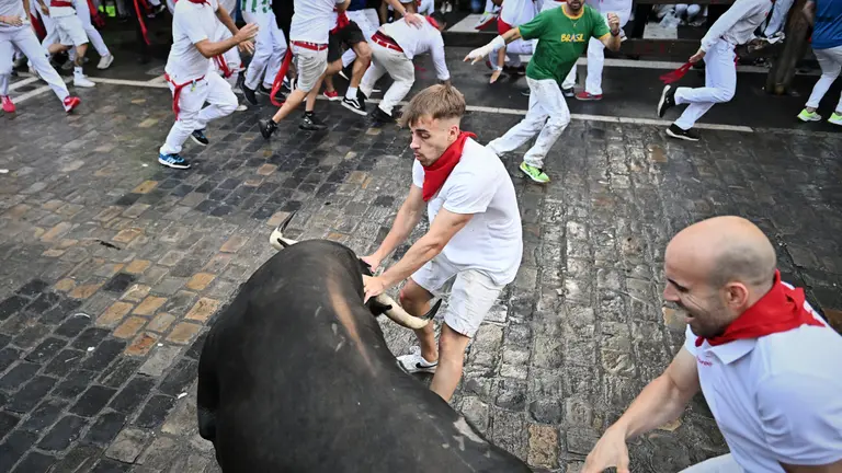 Tercer encierro de San Fermín 2023 con toros de Cebada Gago en el tramo de Telefónica. PABLO LASAOSA