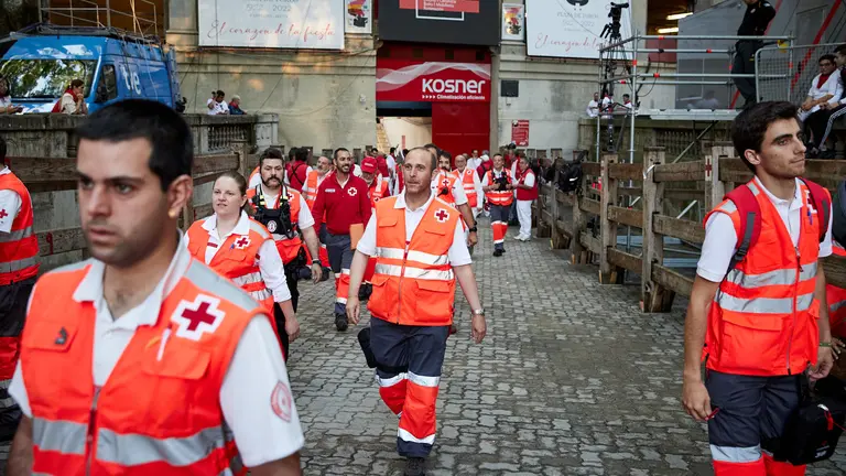 Tercer encierro de San Fermín 2023 con toros de Cebada Gago en la bajada al callejón. HECTOR NAVARRO