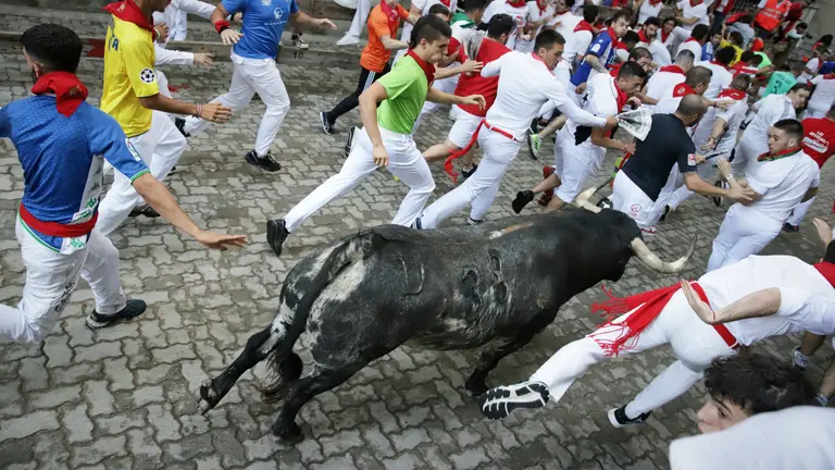 Tercer encierro de San Fermín 2023 con toros de Cebada Gago en la bajada al callejón. HECTOR NAVARRO