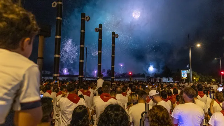 Miles de personas acuden a los alrededores del Parque de la Ciudadela a ver los fuegos artificiales _Maite H. Mateo_-10