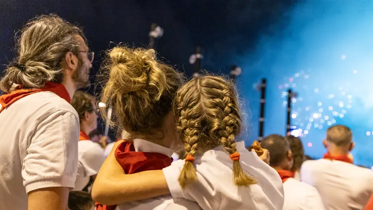 Miles de personas acuden a los alrededores del Parque de la Ciudadela a ver los fuegos artificiales _Maite H. Mateo_-11
