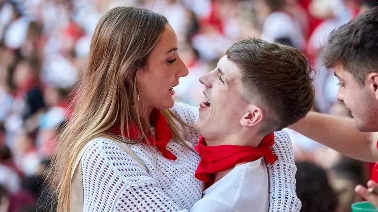 Cuarto encierro de las fiestas de San Fermín 2023 en la Plaza de Toros con toros de Fuente Ymbro. HÉCTOR NAVARRO