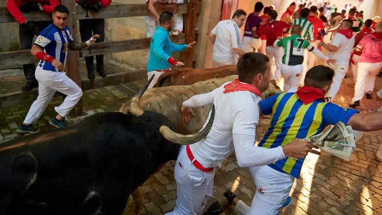 Cuarto encierro de las fiestas de San Fermín 2023 desde la bajada al callejón, en Telefónica, con toros de Fuente Ymbro. IRANZU LARRASOAÑA