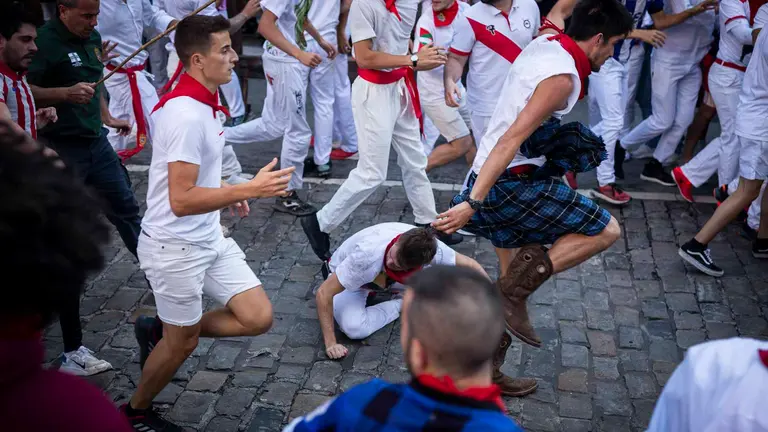 Cuarto encierro de San Fermín 2023 con toros de la ganadería de Fuente Ymbro en el tramo de Telefónica de Pamplona. JASMINA AHMETSPAHIC