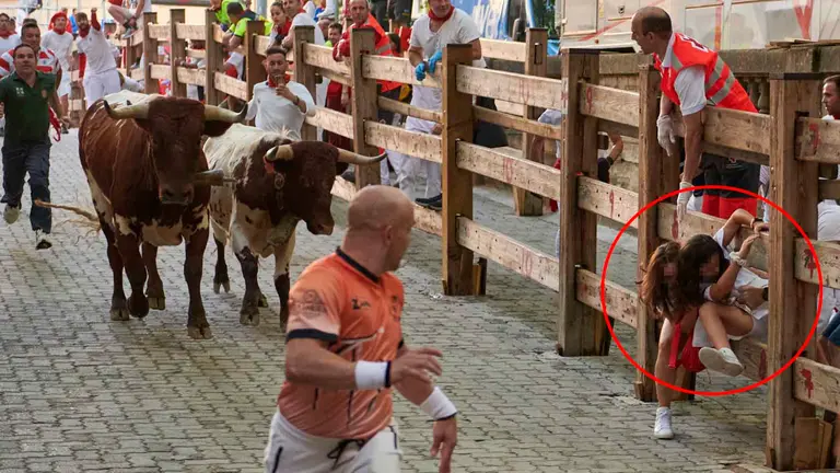 Cuarto encierro de las fiestas de San Fermín 2023 desde la bajada al callejón, en Telefónica, con toros de Fuente Ymbro. IRANZU LARRASOAÑA