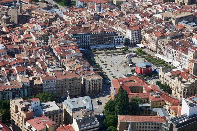 Vista del centro de Pamplona desde un helic&oacute;ptero en plena celebraci&oacute;n de los Sanfermines, durante el acceso de miles de personas a la plaza de toros, a 9 de julio de 2023. EUROPAPRESS
