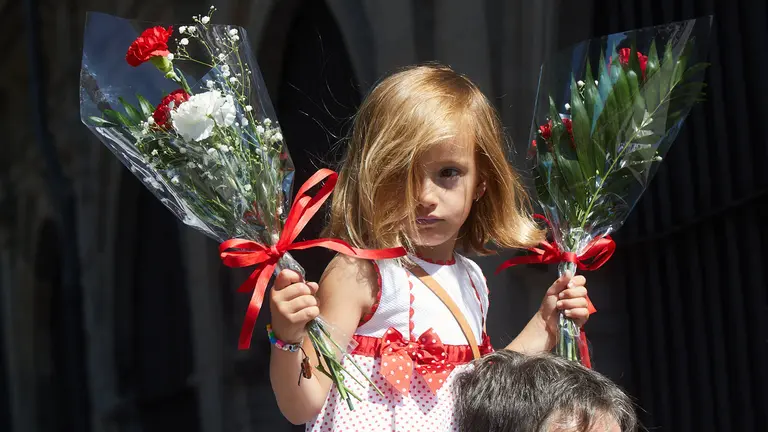 Cientos de niños de Pamplona han sido los protagonistas este lunes 10 de julio de la ofrenda infantil matinal a la imagen del Santo, bajo un fuerte calor en el exterior de la iglesia de San Lorenzo durante las fiestas de San Fermín 2023. IÑIGO ALZUGARAY