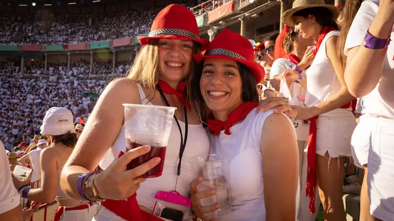 Gran ambiente en la plaza en la cuarta corrida de San Fermín. Maite H. Mateo-38