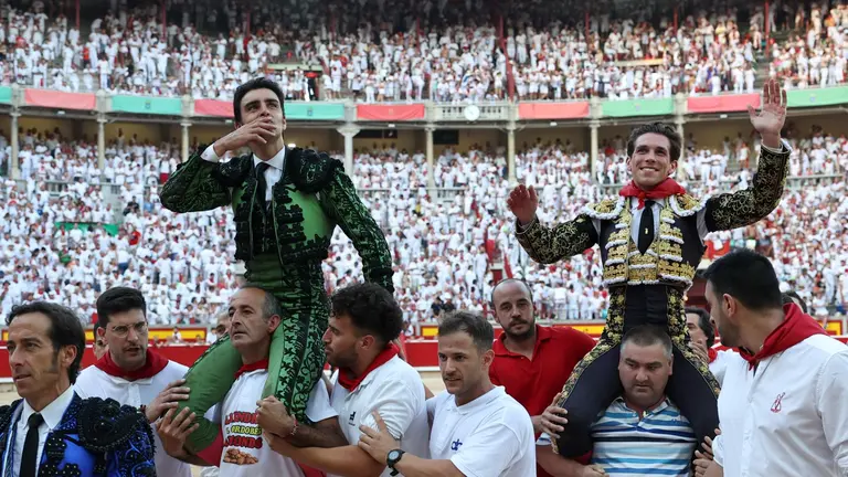 Los diestros Miguel Angel Perera (i) y Ginés Marín salen a hombros por la puerta grande de la Plaza de Toros de Pamplona, dentro de la Feria del Toro de los Sanfermines 2023, donde ha compartido cartel con y Daniel Luque con toros de la ganadería gaditana de Fuente Ymbro. EFE/J.P.Urdíroz