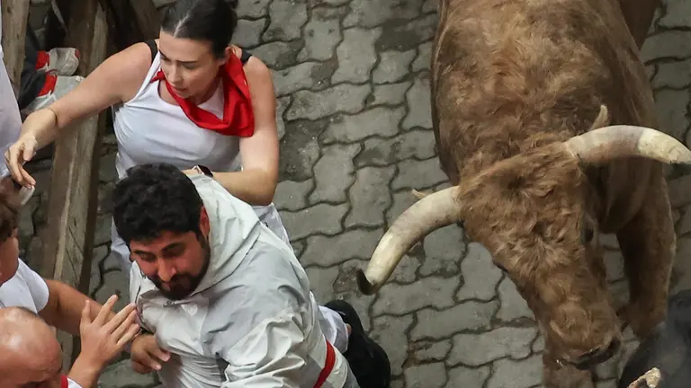 Quinto encierro de San Fermín 2023 con toros de Núñez del Cuvillo en la bajada al callejón. EFE - Villar López (1)