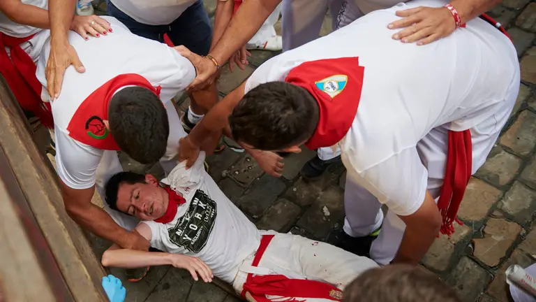 Quinto encierro de las fiestas de San Fermín 2023 desde la contra curva de Mercaderes con toros de Núñez de Cuvillo. IRANZU LARRASOAÑA