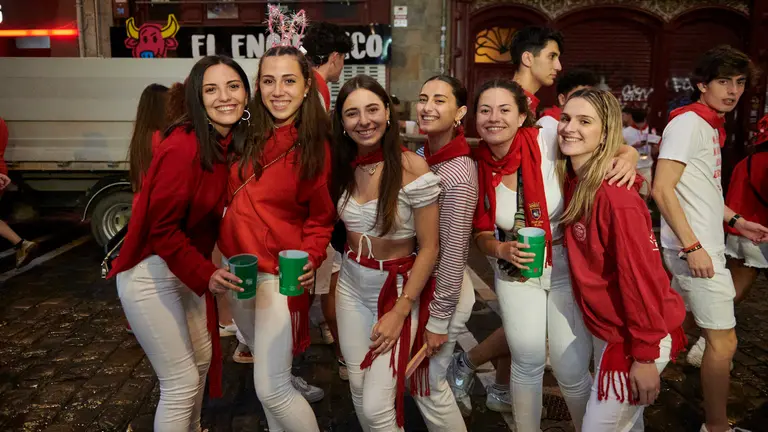 Quinto encierro de las fiestas de San Fermín 2023 desde la contra curva de Mercaderes con toros de Núñez de Cuvillo. IRANZU LARRASOAÑA