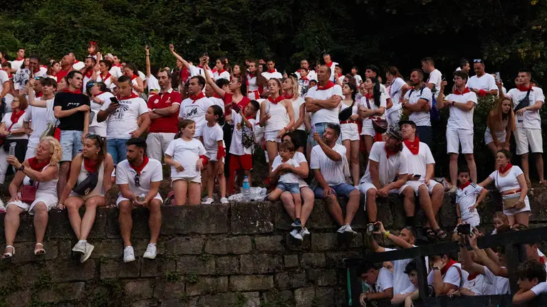 Los toros de la ganadería de Núñez del Cuvillo, que correrán el quinto encierro de las Fiestas de San Fermín 2023, son trasladados la noche anterior desde los corrales del gas hasta los de Santo Domingo, en lo que se conoce como "El Encierrillo". IÑIGO ALZUGARAY