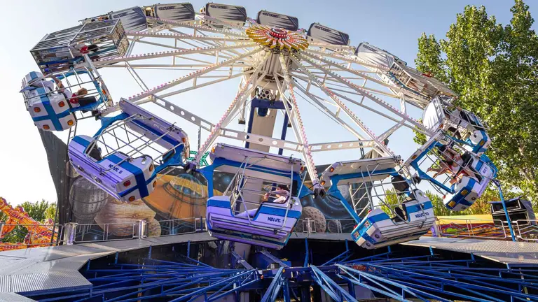 Niños y mayores disfrutan de las atracciones en las barracas de San Fermín _Maite H. Mateo_-5