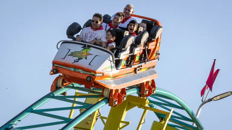 Niños y mayores disfrutan de las atracciones en las barracas de San Fermín _Maite H. Mateo_-25
