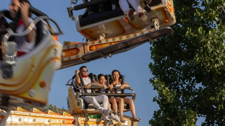 Niños y mayores disfrutan de las atracciones en las barracas de San Fermín _Maite H. Mateo_-36