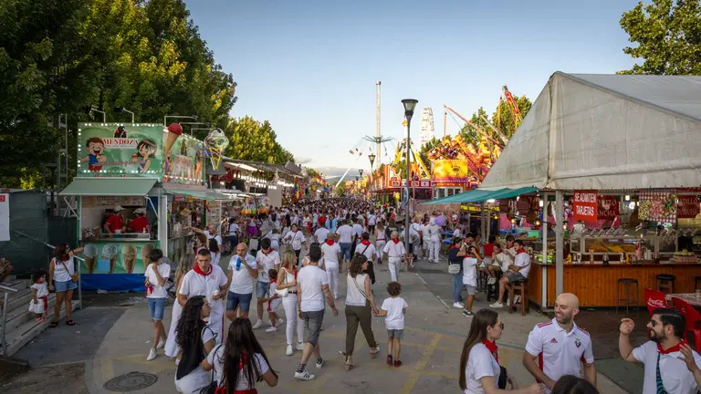 Niños y mayores disfrutan de las atracciones en las barracas de San Fermín _Maite H. Mateo_-40
