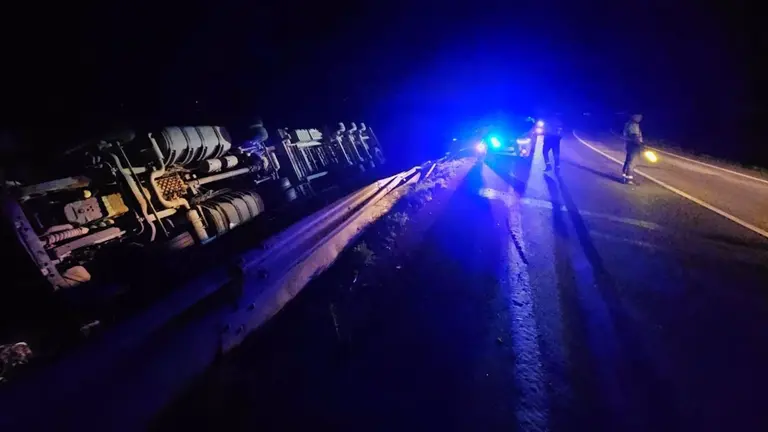 Imagen del camión volcado. - GUARDIA CIVIL